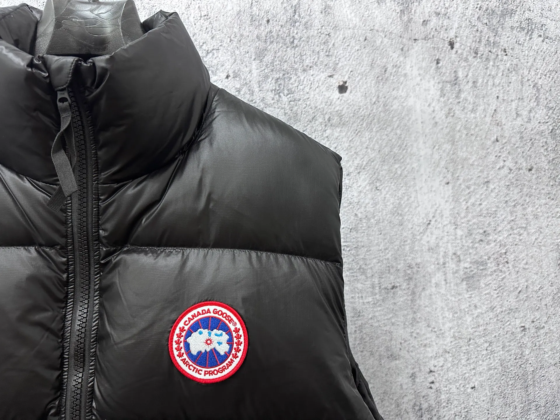 P560 [Canada Goose] Big Goose🦢Puff Down Vest has always been recognized as the warmest down jacket. Various Instagram celebrities, Internet celebrities, and celebrities often wear it for street photos. I make Canada Goose every year, but I still can't get rid of my love for it. No matter how cold the days are, there is no need to be afraid, because there is! Filled with 90% white duck down, it is the legendary warmest down jacket and is known as a must-have for Arctic outdoor sports! The most popular down jacket in the world, celebrities are rushing to buy it, it is a must-have! Size: XS-XL